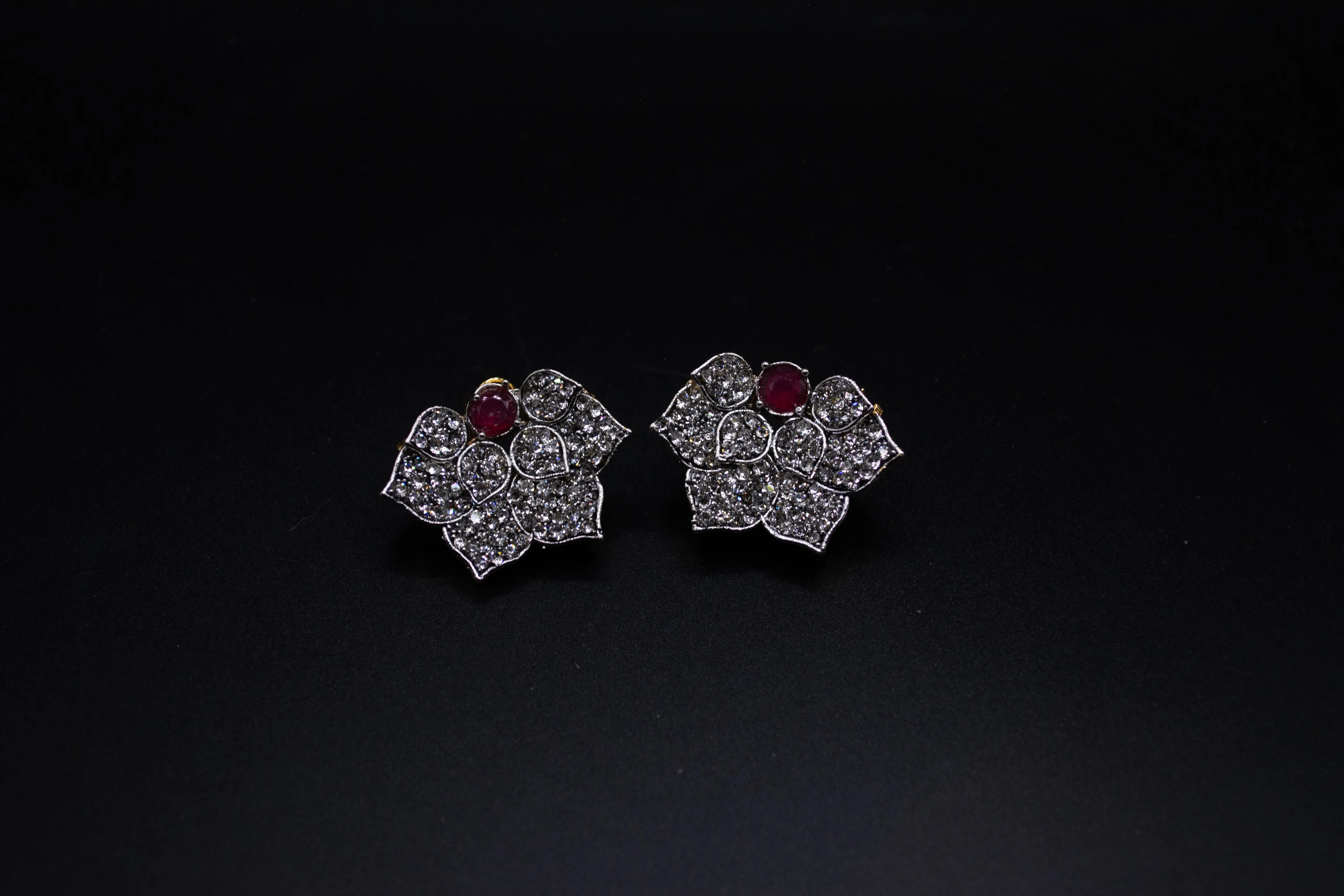 Elegant Flower Earrings - SOVRATI